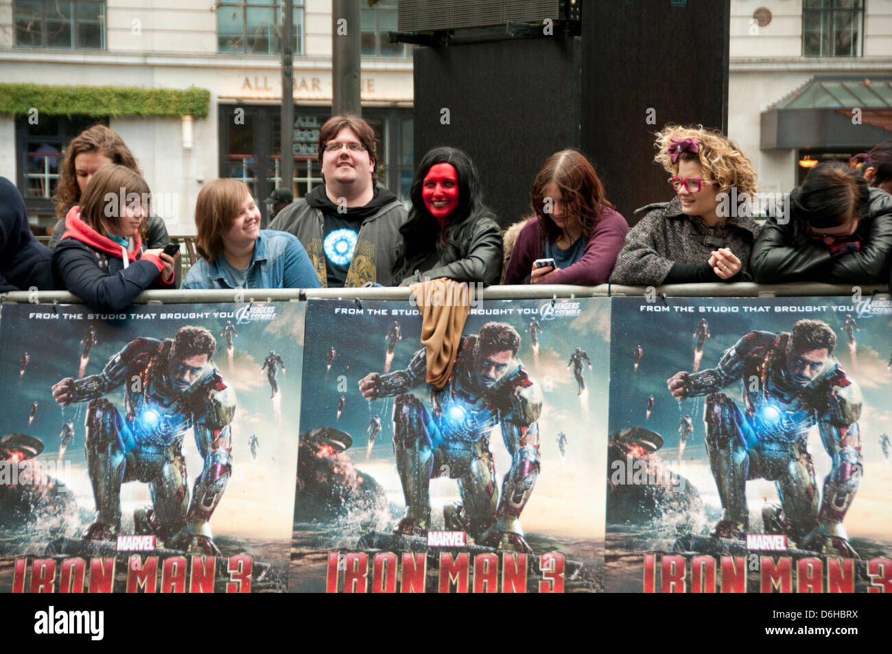 London, UK. 18. April 2013. Ein Fan, der sich rote wartet auf die Sterne, um heute Abend Premiere von Iron Man 3 am Odeon Leicester Square.Credit Ankunft gemalt hat: Pete Maclaine/Alamy Live News Stockfoto