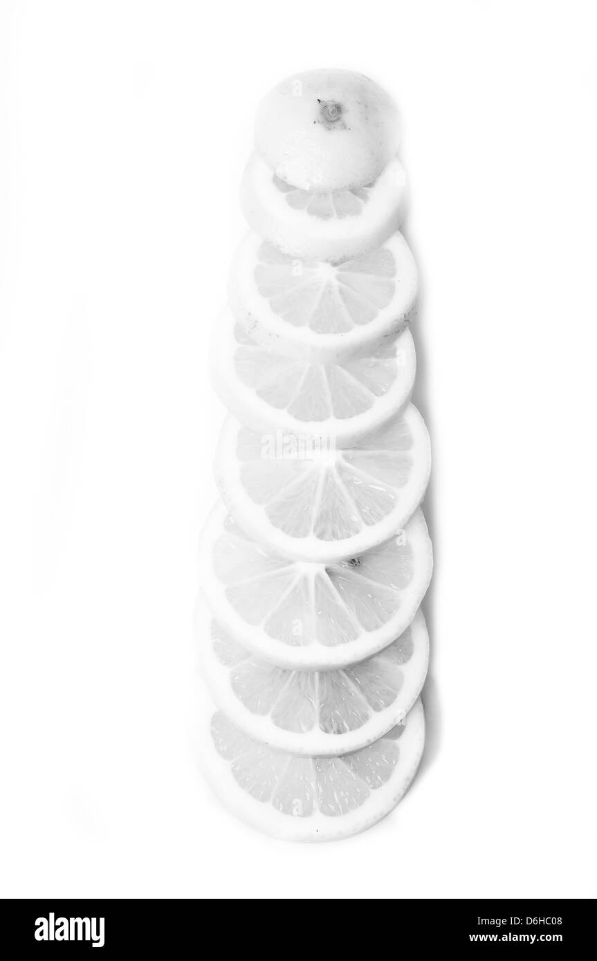 Zitronen und schwarz auf weißem Hintergrund Stockfoto