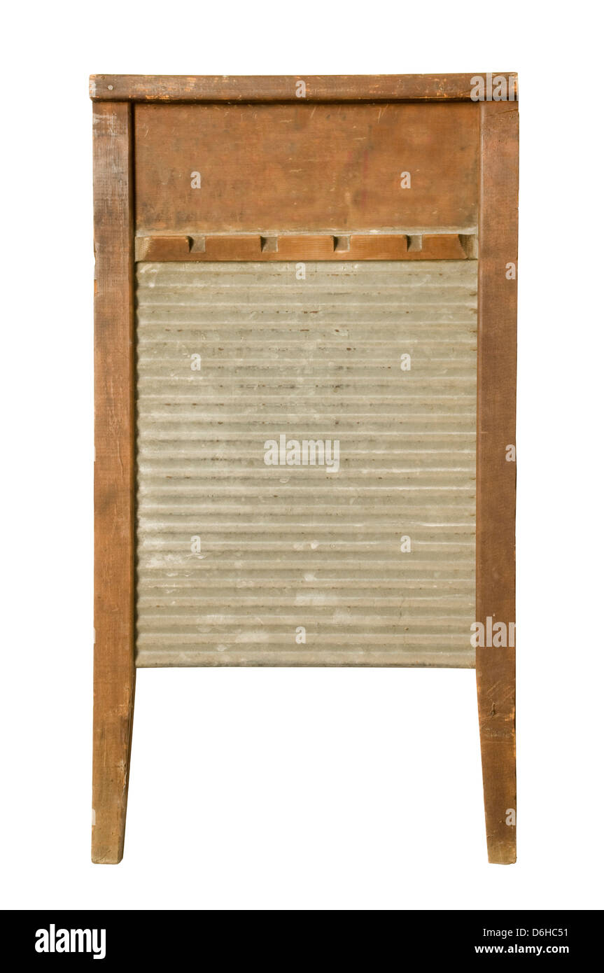 Antikes Waschbrett gegen weiß Stockfoto