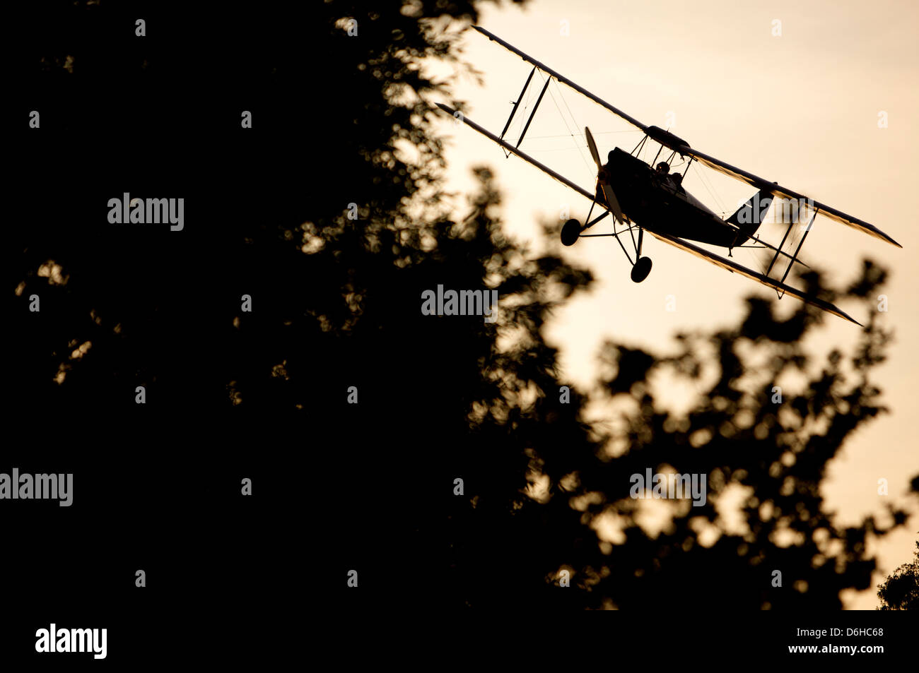 Doppeldecker fliegen in der englischen Landschaft über den Gästen einer Hochzeitsfeier. Stockfoto