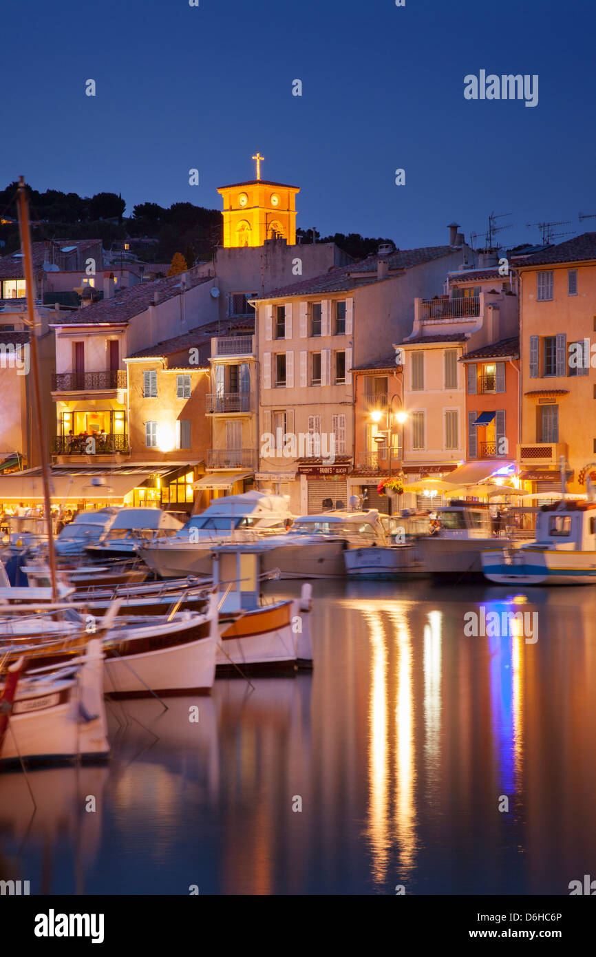 Dämmerung über Hafenstadt von Cassis, Provence Frankreich Stockfoto