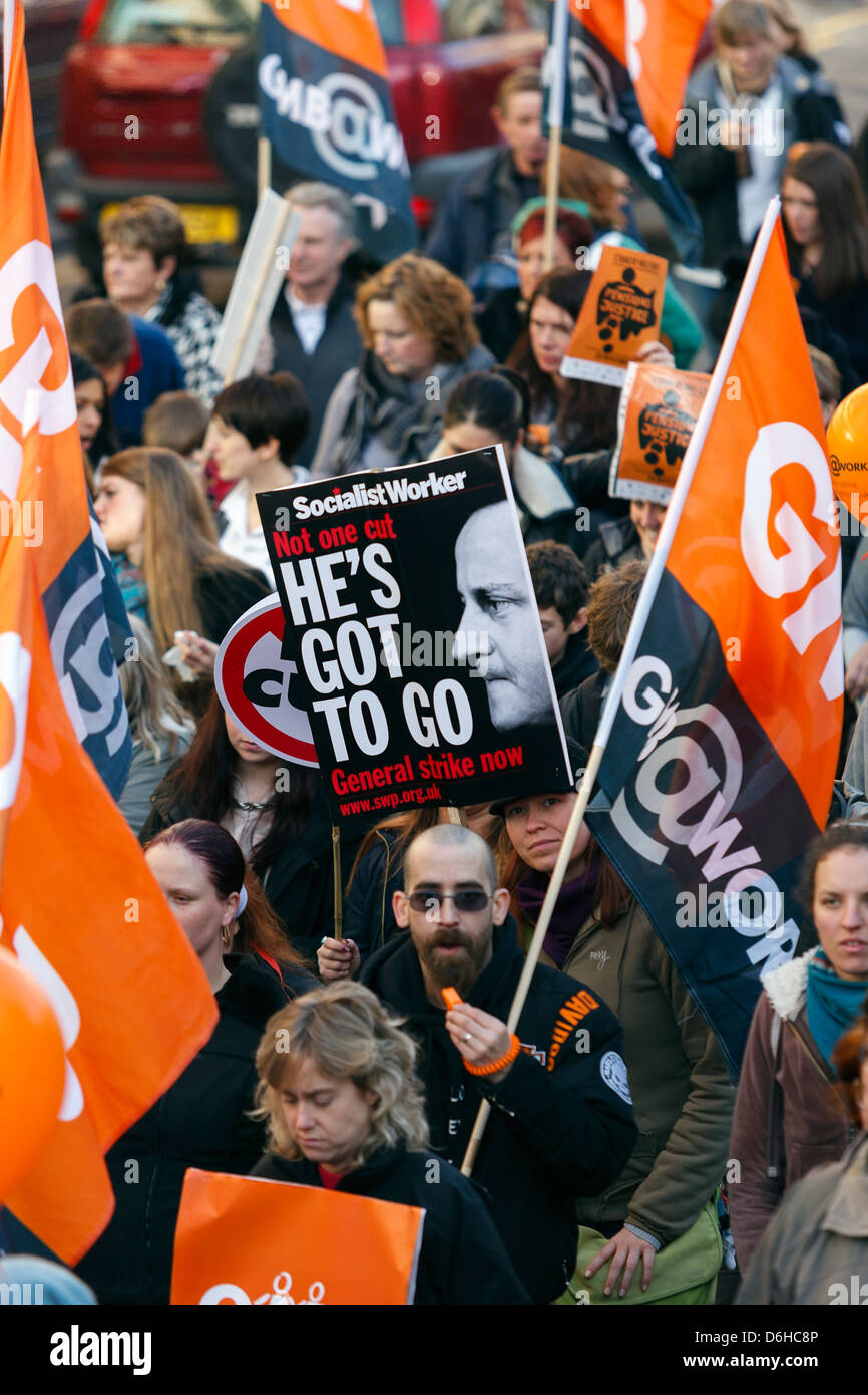 N30 Tag der Aktion Public Sector Strike und Kundgebung in Bristol, England, Vereinigtes Königreich. Demonstranten mit Plakaten sammeln im Zentrum Stadt. Stockfoto