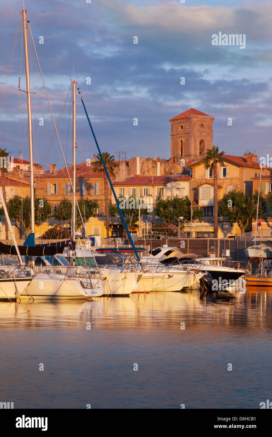 Sonnenaufgang über dem Hafen von La Ciotat mit Notre Dame de Assomption hinaus Bouches-du-Rhône, Cote d ' Azur, Provence Frankreich Stockfoto