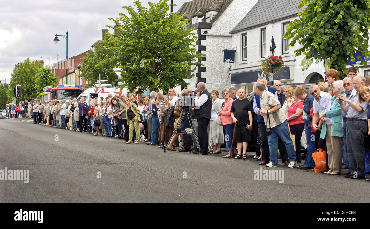 In Wootton Bassett Mitglieder der öffentlichen warten zu zollen repatriierten britische Soldaten in Afghanistan gestorben Stockfoto