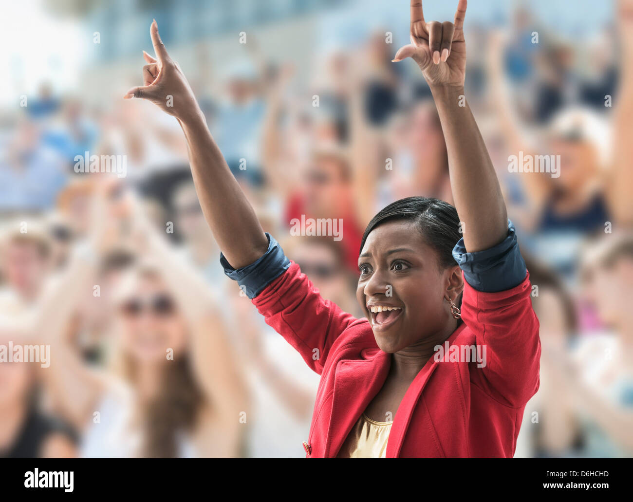 Erregte Frau in Menge, so dass Handbewegung Stockfoto