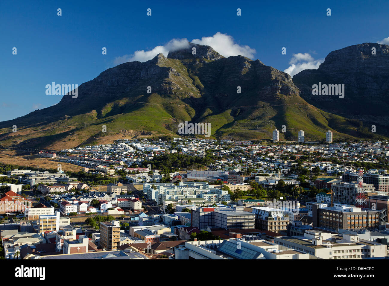 Kapstadt, einschließlich District Six links und des Teufels Gipfel, Tafelberg, Kapstadt, Südafrika Stockfoto
