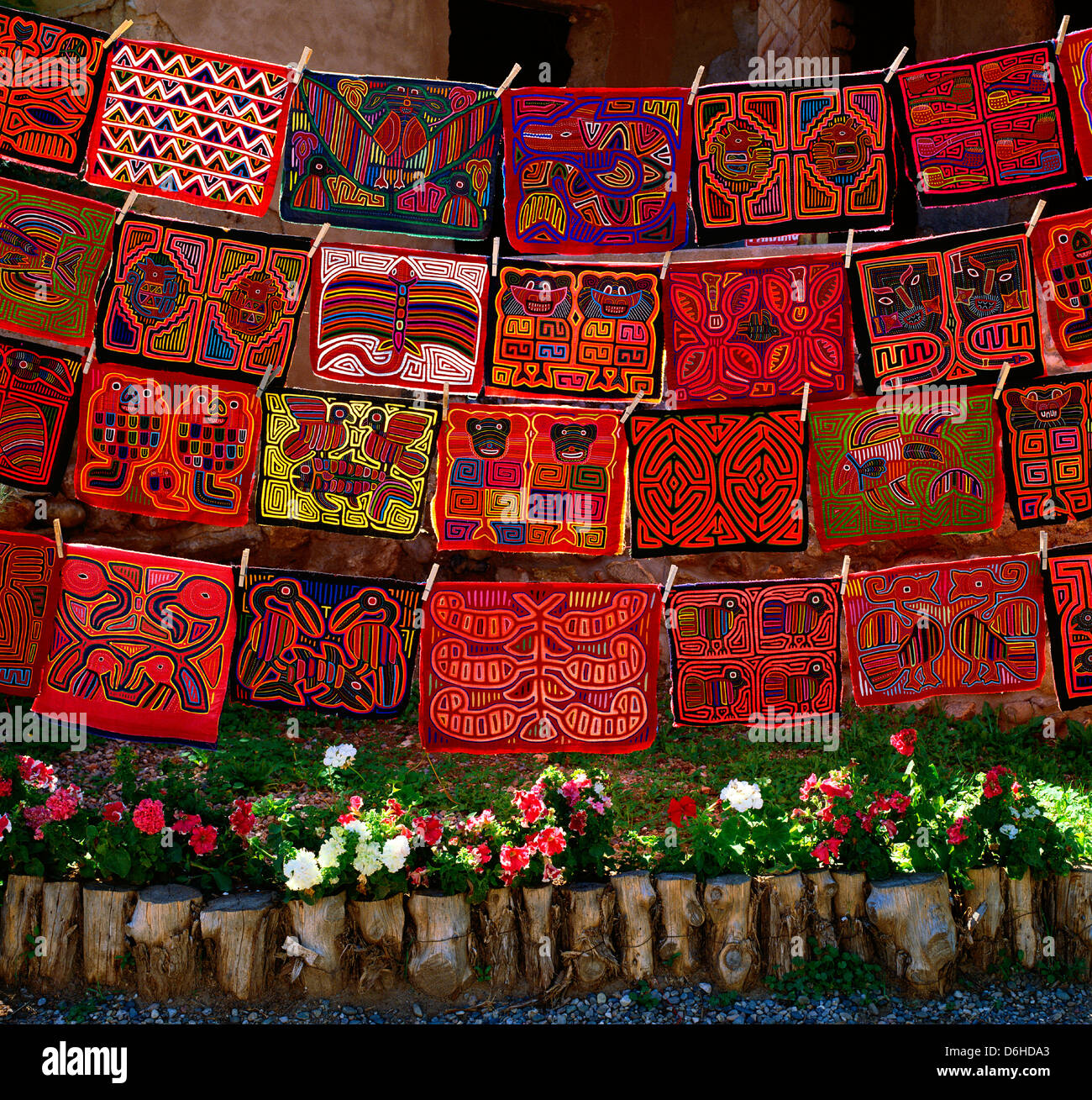 Molas, handgenähte Stoffplatten, die in Kleidung und Hüten in Mittel- und Südamerika verwendet werden, hängen zum Verkauf in Santa Fe, New Mexico Stockfoto