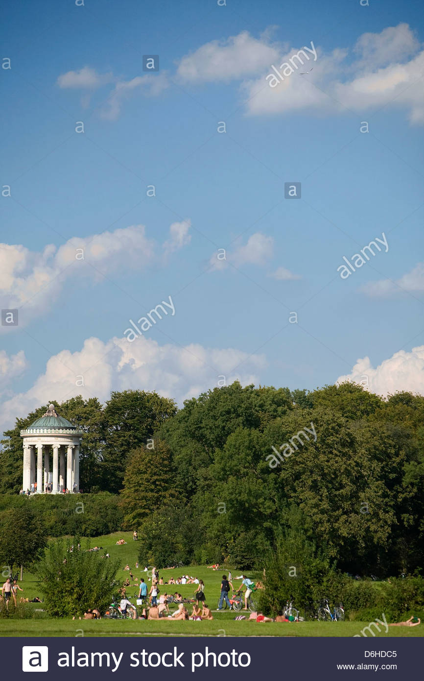 Menschen Die Sonnen Der Monopteros Englischer Garten Munchen Deutschland Stockfotografie Alamy