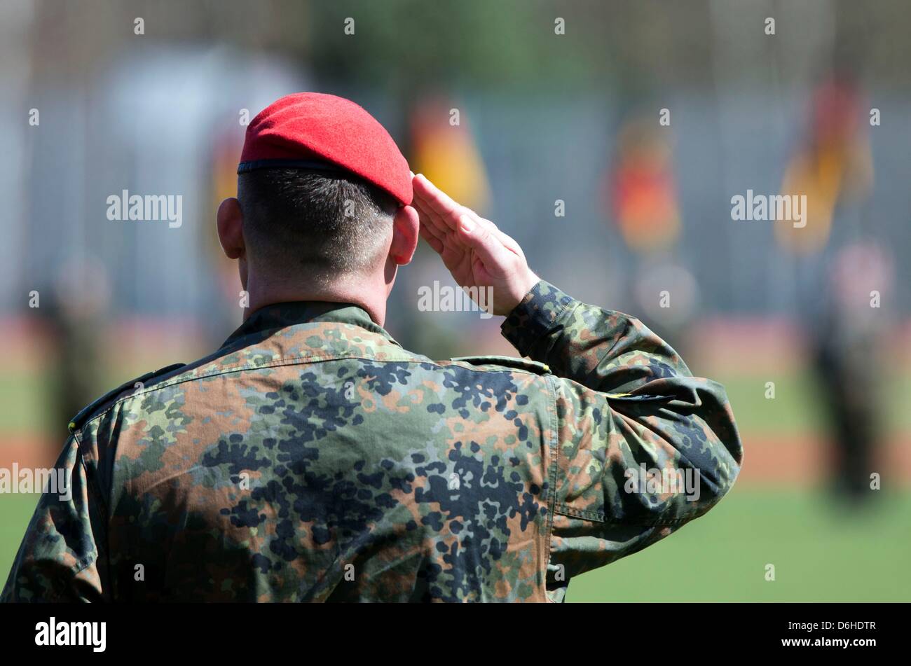 Deutsche Soldaten marschieren in der Ernst-Moritz-Arndt-Kaserne für den Roll-Rückruf der Mechanisierte Infanterie-Brigade 41 in Hagenow, Deutschland, 18. April 2013. Die Einheiten wurden bis Januar 2013 im Einsatz in Afghanistan. Foto: JENS Büttner Stockfoto