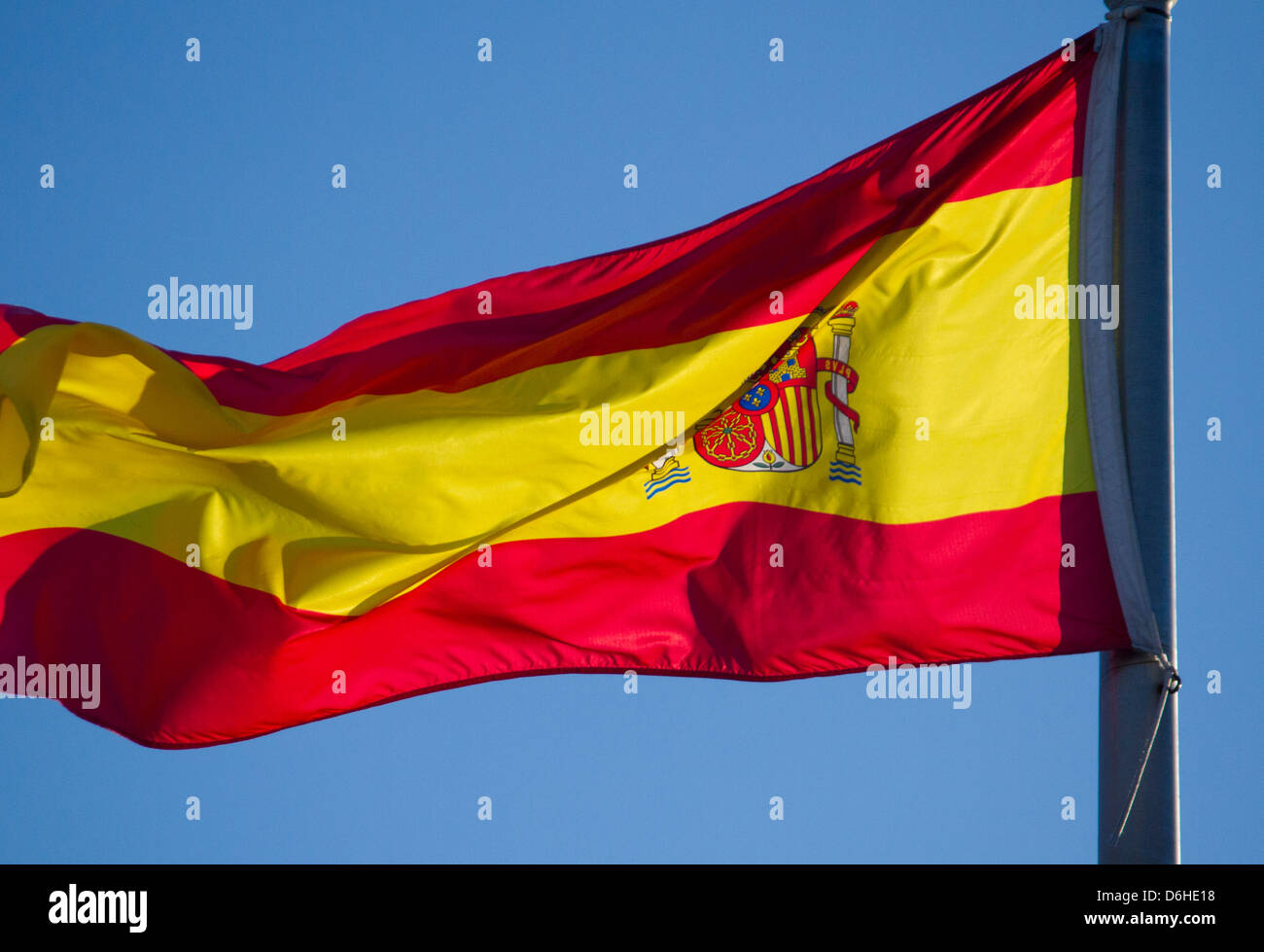 Spanische Flagge auf blauem Himmel Stockfoto