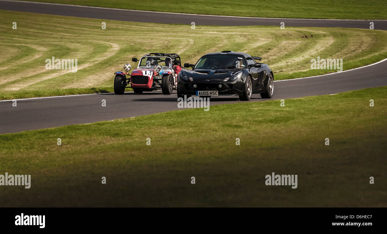 Limitierte Auflage (nur 50 Stück) Black Lotus Exige 240R auf einer Rennstrecke mit einem Caterham Seven, der kurz vor der Übernahme steht. Cadwell Park. Stockfoto