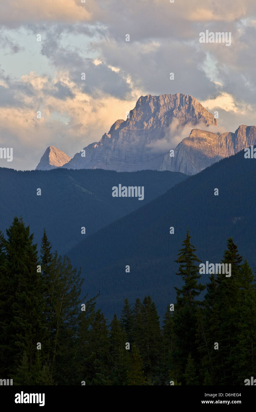 Berggipfel bei Sonnenuntergang in Banff Nationalpark, Kanada Stockfoto