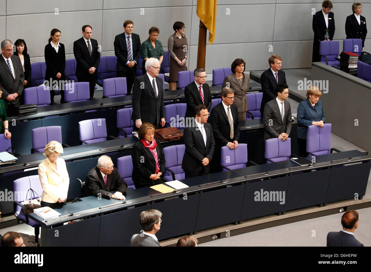 Berlin, Deutschland. 18. April 2013. Plenarsitzung des Bundestags Vom 18. April 2013 Mit Teilnahme von Bundeskanzlerin Angela Merkel / Deutschen Bundestag der SPD-Politiker Ottmar Schreiner erinnern. Ottmar Schreiner war 6 April im Alter von 67 Jahren gestorben. / Eine Minute des Schweigens für den SPD-Politiker Ottmar Schreiner. Bildnachweis: Reynaldo Chaib Paganelli/Alamy Live-Nachrichten Stockfoto