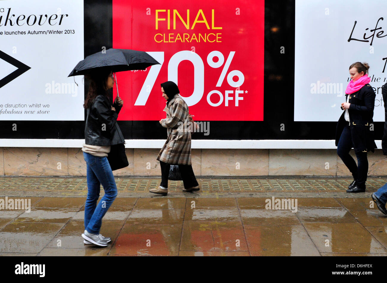 Menschen geht vorbei an einem Geschäft mit ein Schild mit der Aufschrift "endgültige Freigabe". Oxford Street, London, UK Stockfoto