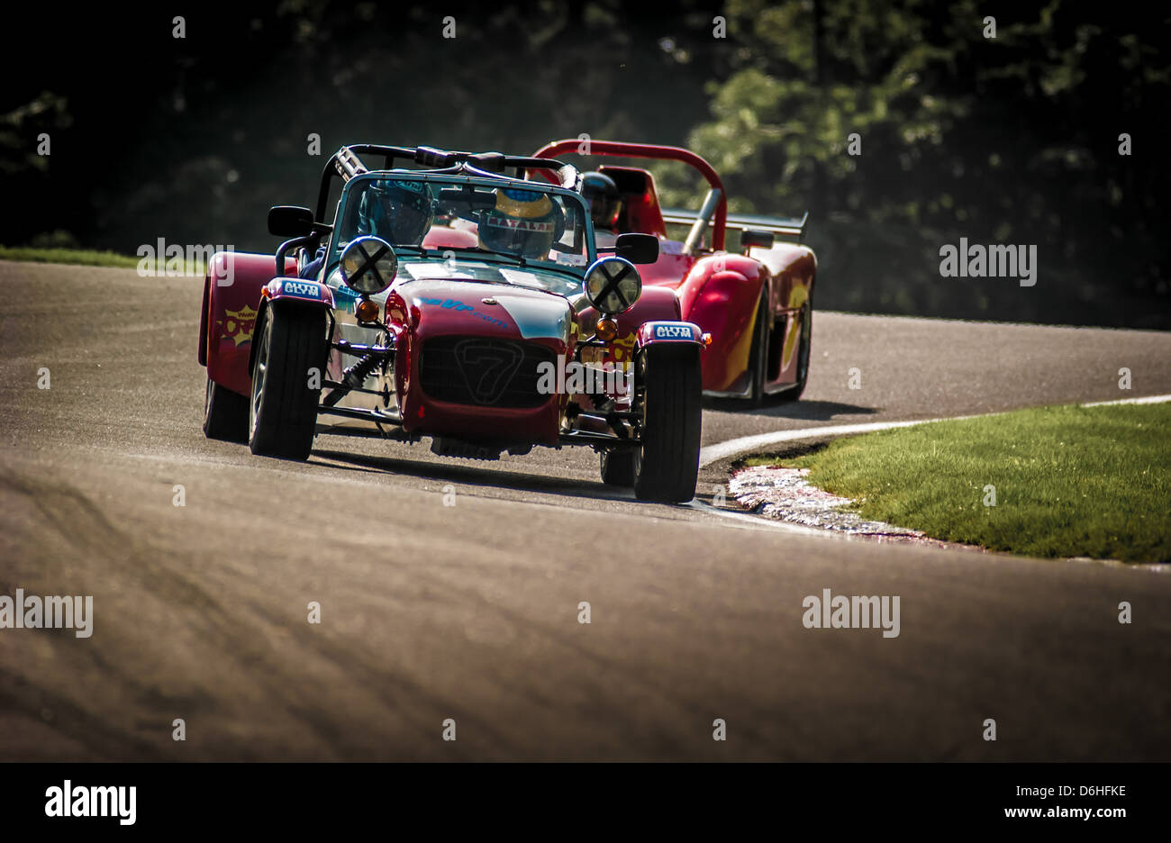 Zwei rote Caterham Seven-Sportwagen auf der Rennstrecke im Cadwell Park Stockfoto
