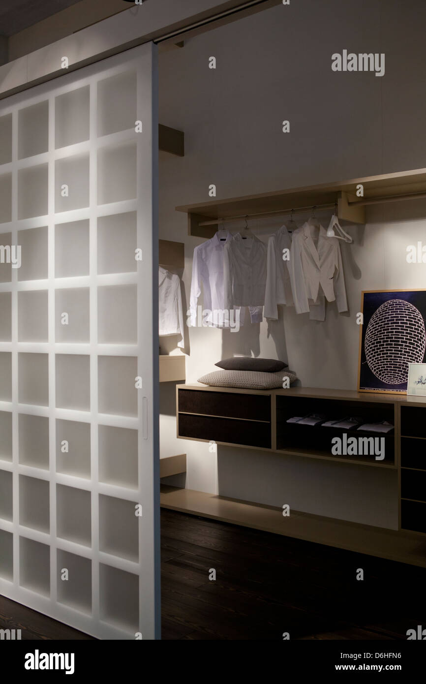 Kleiderschrank Schlafzimmer mit offener Tür Stockfoto