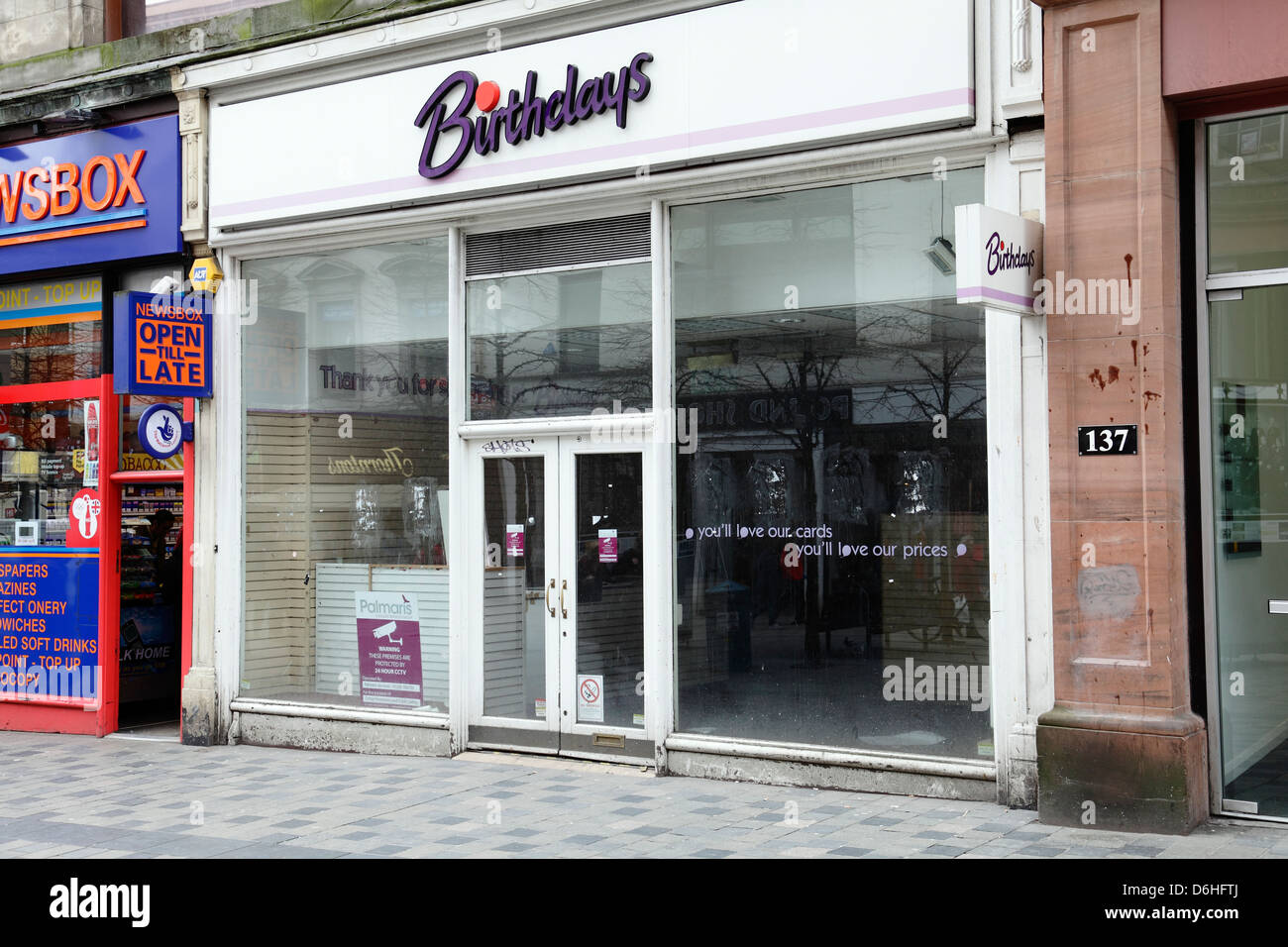 Diese Geburtstagskarte und der Souvenirladen sind dauerhaft geschlossen. Geburtstagskarte und Souvenirladen in der Sauchiehall Street, Glasgow City Centre, Schottland, Großbritannien Stockfoto