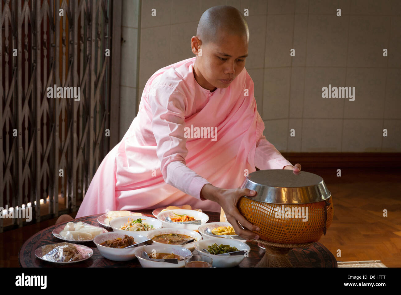 Nonne bei den Mahlzeiten, Sakyadhita-Thilashin-Kloster-Schule, Sagaing, in der Nähe von Mandalay, Myanmar (Burma) Stockfoto