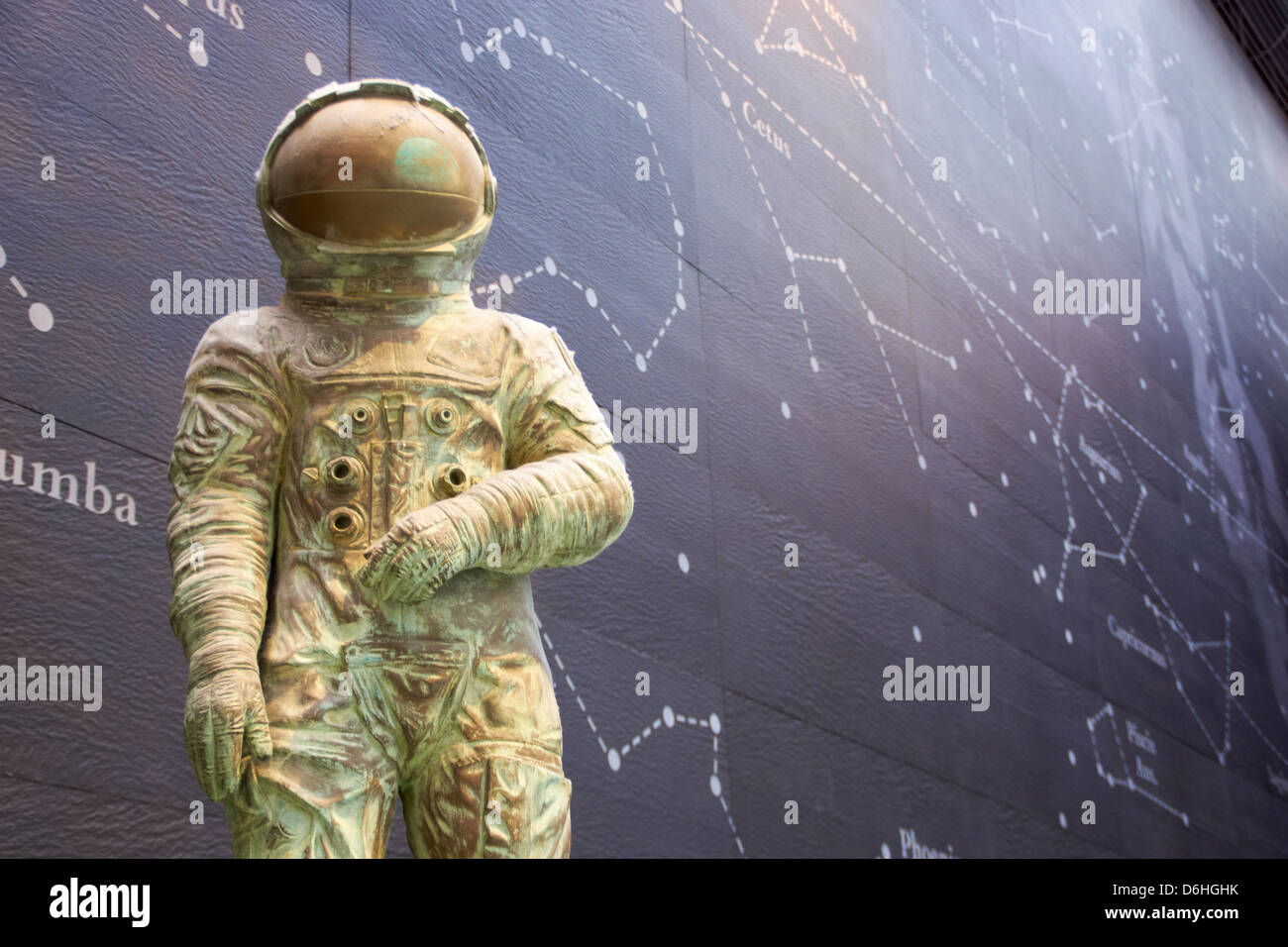 Astronaut mit Hintergrund der Sternenkarte Stockfoto