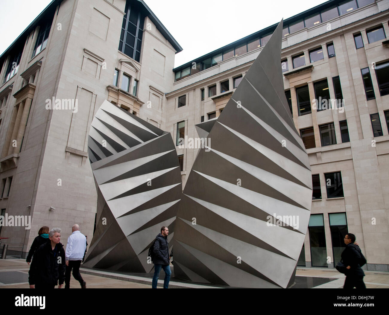 Skulptur in der Nähe von St. Pauls Cathedral am Tag der Beerdigung von Baroness Thatcher, London, England am 17. April 2013. Margaret Thatcher auch bekannt als die "Eiserne Lady" war der am längsten amtierende britische Premierminister des 20. Jahrhunderts und ist die einzige Frau, die Ämter bekleidet haben. Stockfoto