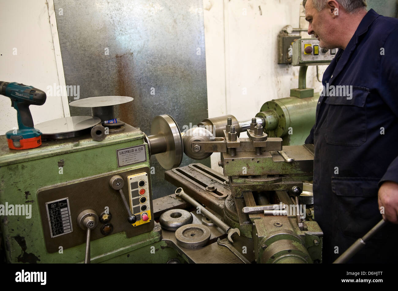 Flache Stahlplatte, die gesponnen um 3 dimensionales Objekt auf einer industriellen Metall drehen Drehbank zu erstellen. Stockfoto