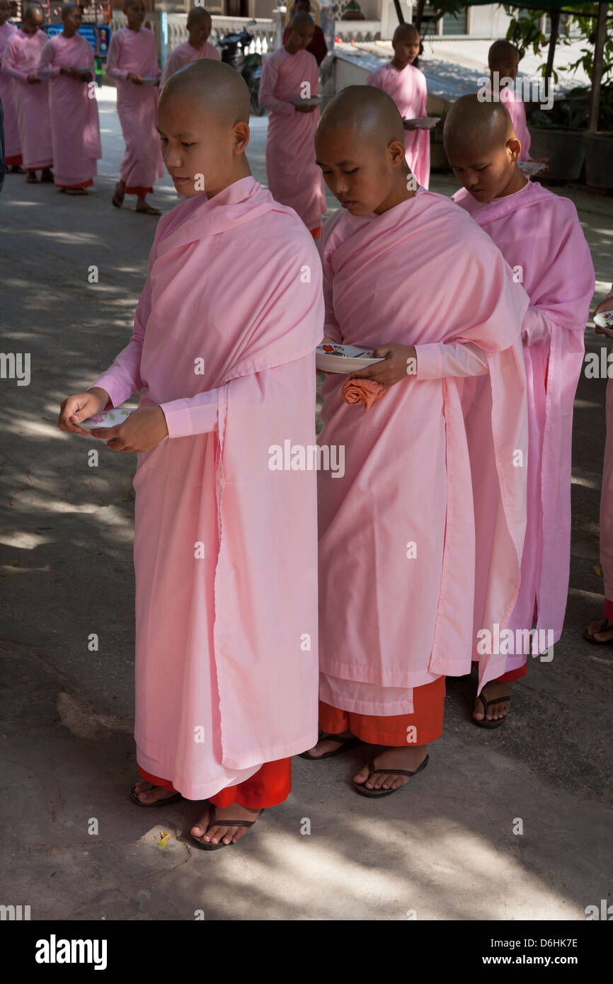 Nonnen, die Schlange für eine Mahlzeit, Sakyadhita-Thilashin-Kloster-Schule, Sagaing, in der Nähe von Mandalay, Myanmar (Burma) Stockfoto