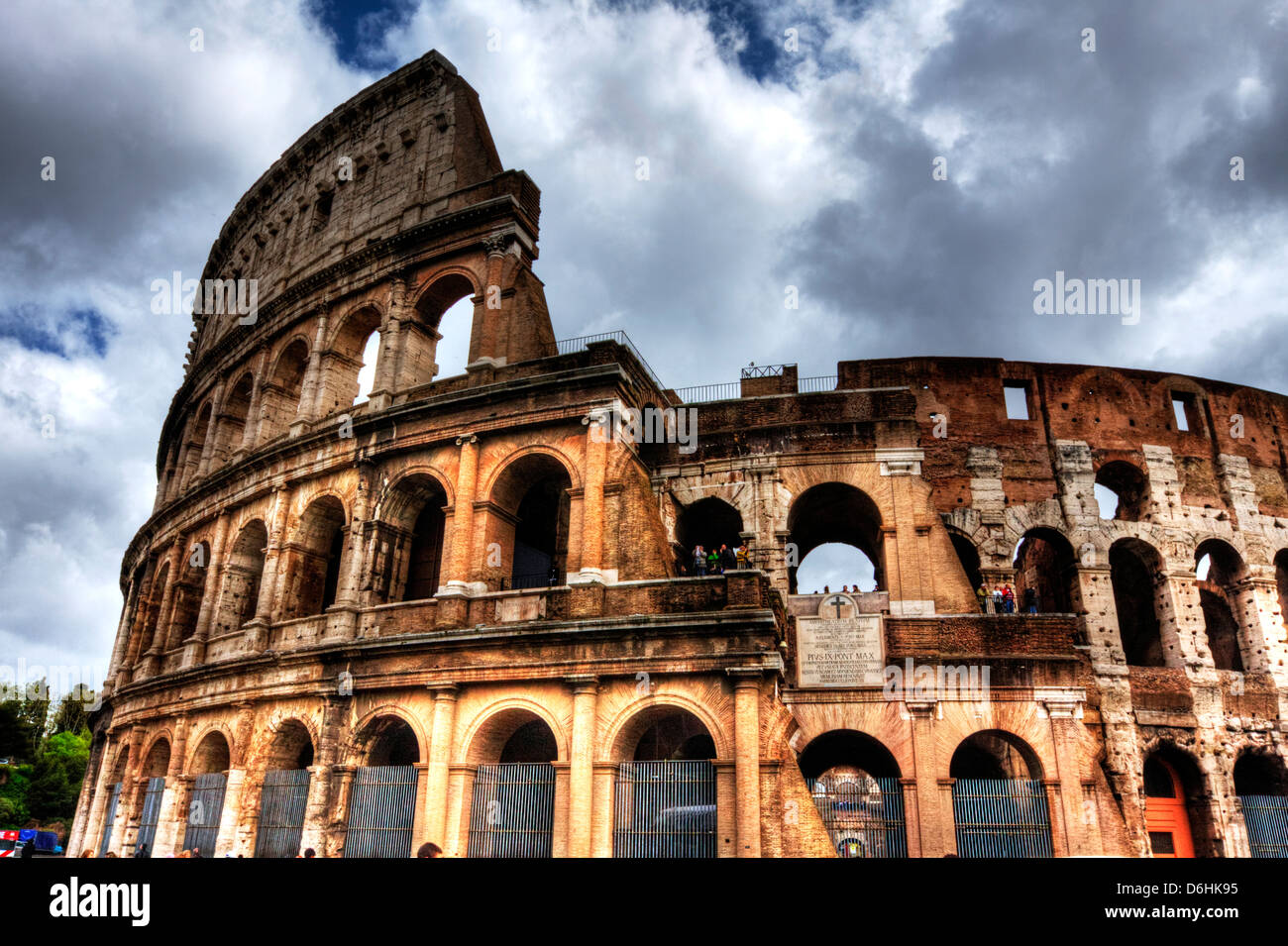 Sehenswürdigkeiten von Rom, genannt das Kolosseum ursprünglich Flavian Amphitheater römische Architektur und römische Technik. Stockfoto