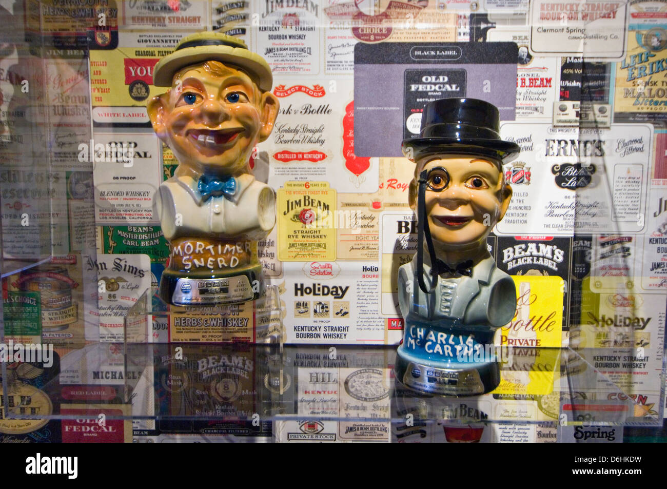 Sammlerstück Mortimer Snerd und Charlie McCarthy Jim Beam Bourbon Dekanter auf dem Display in der Jim Beam Destillerie Stockfoto