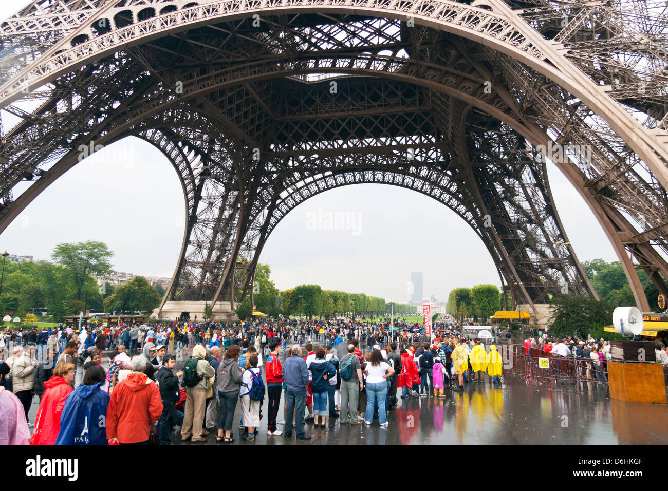Massen, die Schlange, um The Eiffel Tower hinauf (Französisch: La Tour Eiffel ist ein Eisen-Gittermast befindet sich auf dem Champ de Mars in Paris Stockfoto