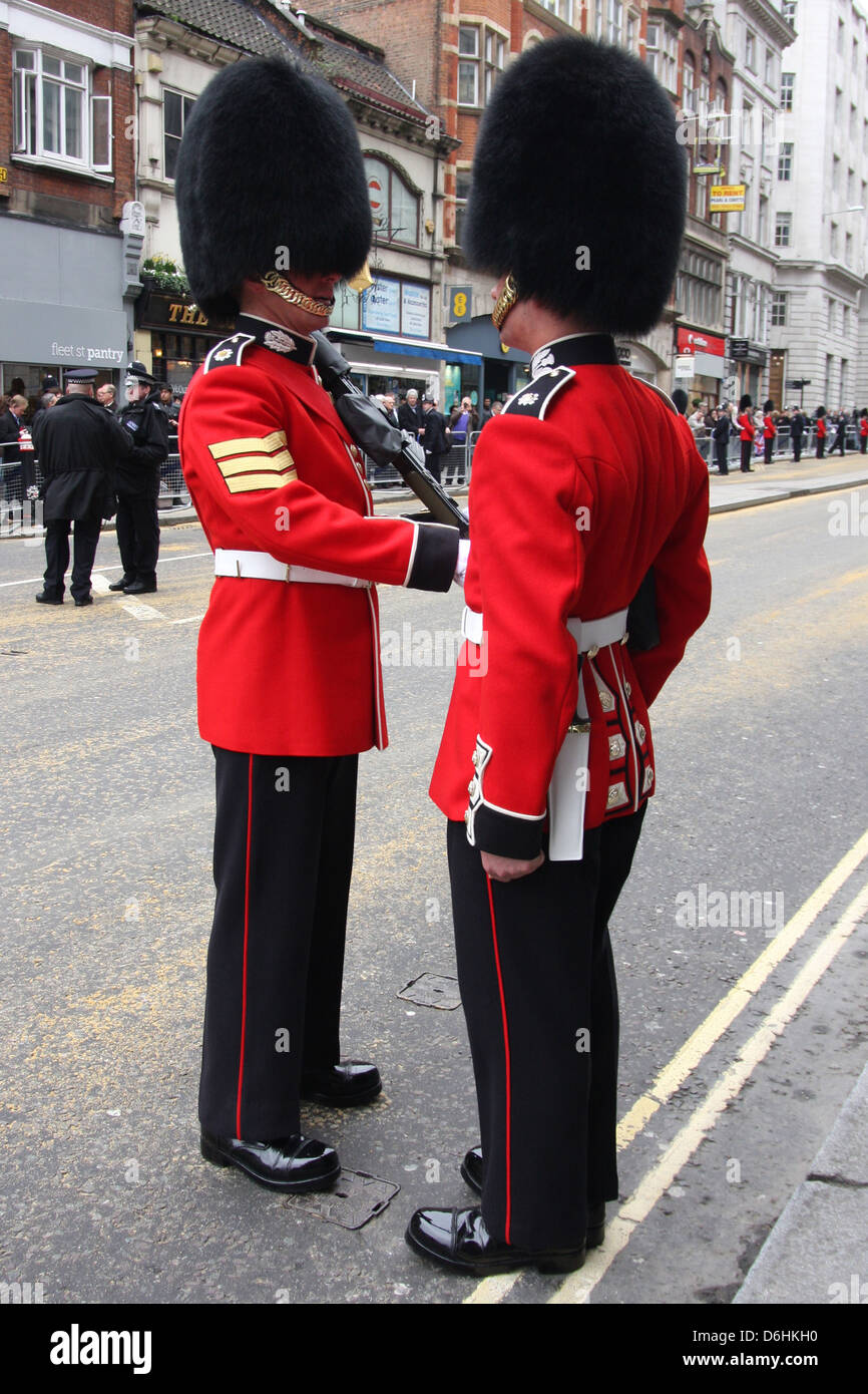 Ein Sergeant inspiziert ein Soldat in der Schotte Guard vor Baroness Thatcher Trauerzug seinen Weg bis Fleet Street macht Stockfoto