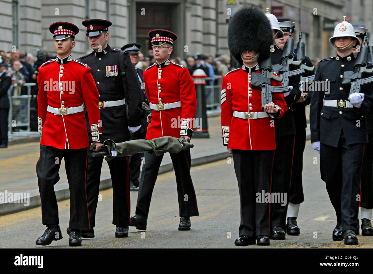Das Scots Guard tragen eine Bahre vor Baroness Thatcher Trauerzug macht seinen Weg bis Flotte-Straße in Richtung St. Paul Stockfoto