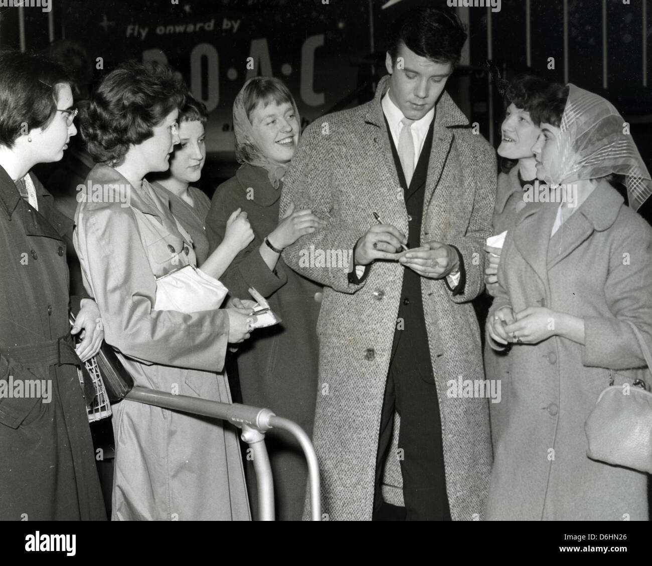 MARTY WILDE UK-Pop-Sängerin gibt Autogramme Ende 1958 Stockfoto