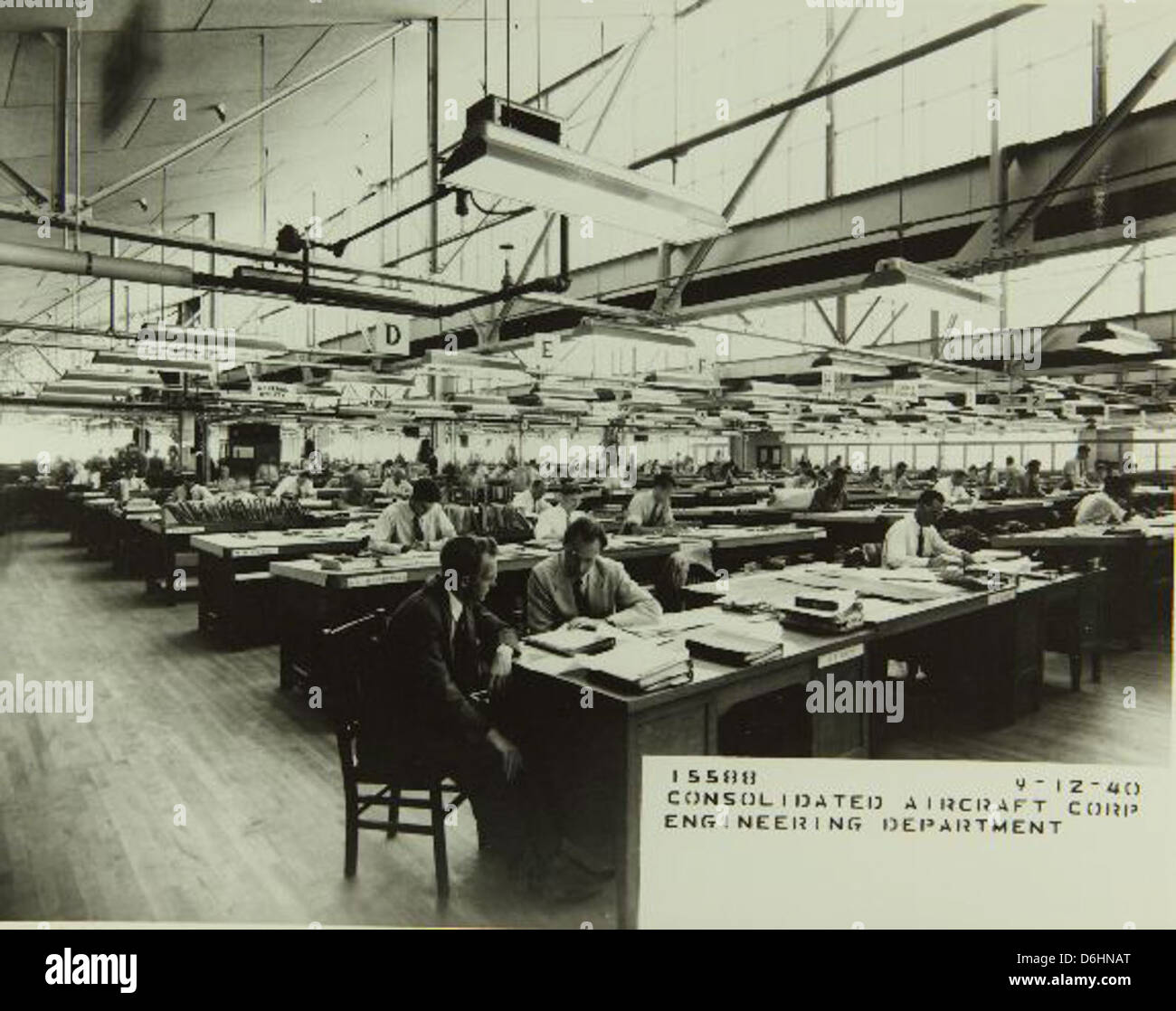 Das Convair/General Dynamics Werk in San Diego war ein wichtiger Drehpunkt für die Luft- und Raumfahrtindustrie. Das Personal an diesem Standort trug insbesondere während der Ära des Kalten Krieges zur Entwicklung von Militärflugzeugen bei, die die industrielle Kraft der Region in der Luft- und Raumfahrtproduktion demonstrierten. Stockfoto