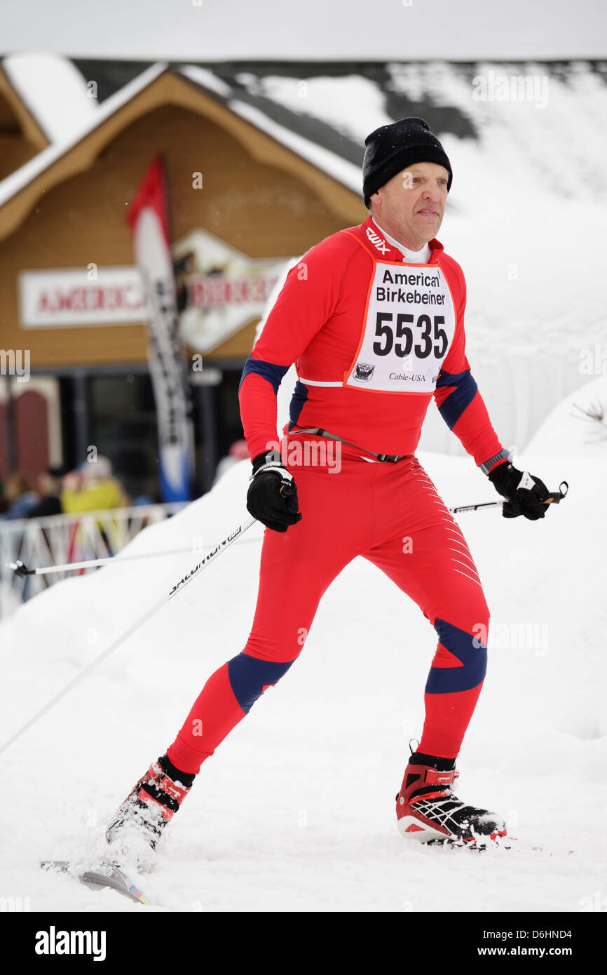 Ein Mann nähert sich der Ziellinie des American Birkebeiner-Skirennens 50 km auf der Hauptstraße von Hayward, Wisconsin. Stockfoto