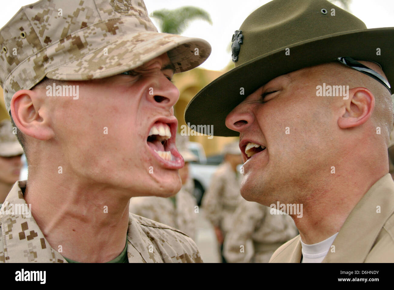 Ein US Marine Corps Recruit reagiert auf die schreienden Herausforderungen der senior Drill Instructor bei einheitlichen Inspektion im Marine Corps zu rekrutieren Depot San Diego 5. April 2013 in San Diego, Kalifornien. Stockfoto