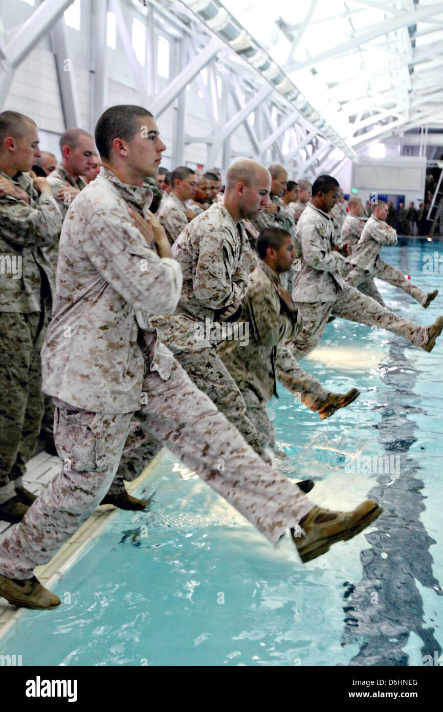 Ein US-Marine Corps Rekruten in einheitlichen Schritt in ein Schwimmbecken während Wasser Überlebenstraining im Marine Corps zu rekrutieren Depot San Diego 5. April 2013 in San Diego, Kalifornien. Stockfoto