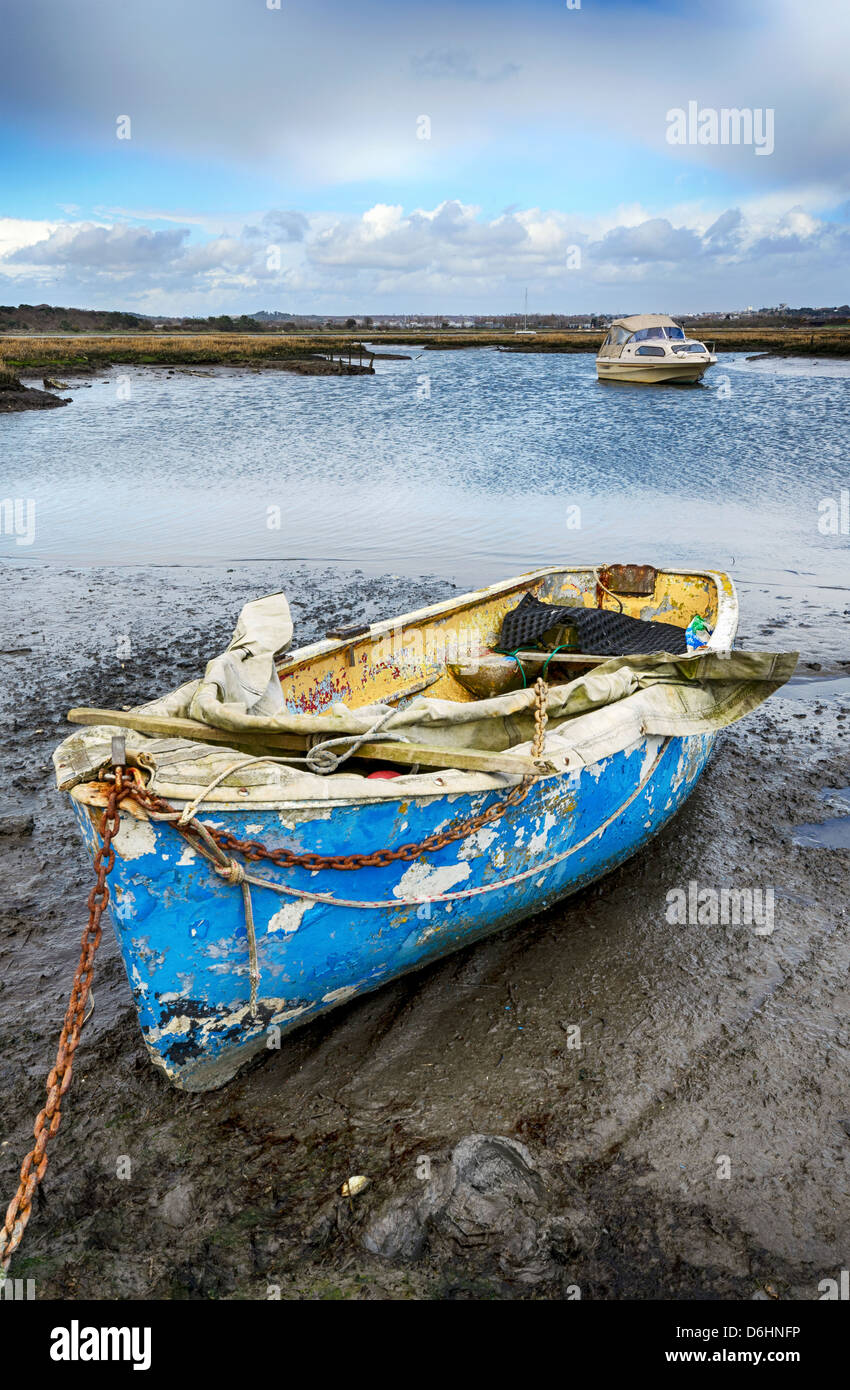 Altes Boot ankern in Upton See in den hinteren Gewässern von Poole Harbour in Dorset Stockfoto
