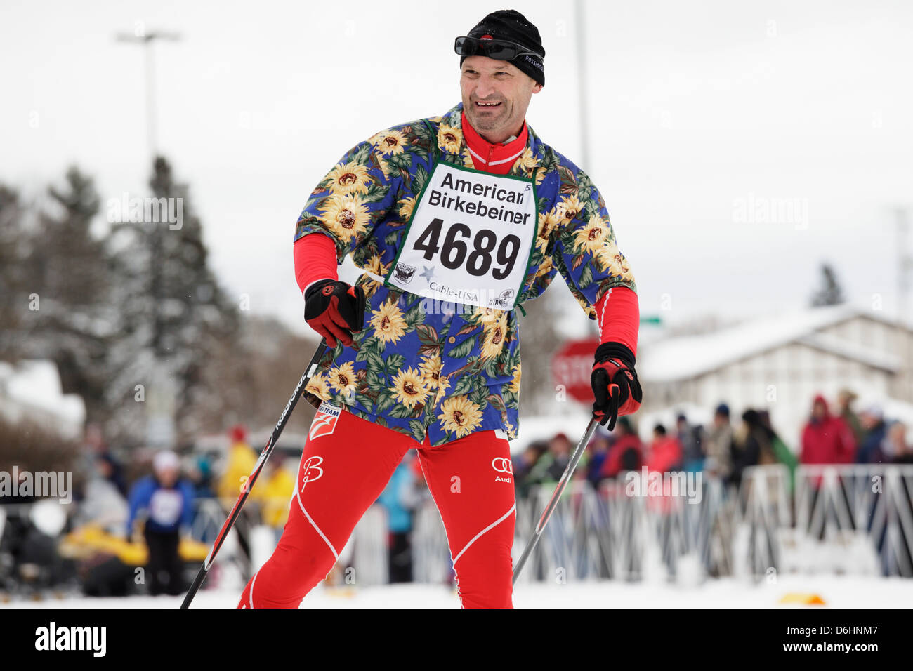 Ein Mann nähert sich der Ziellinie des American Birkebeiner-Skirennens 50 km auf der Hauptstraße von Hayward, Wisconsin. Stockfoto