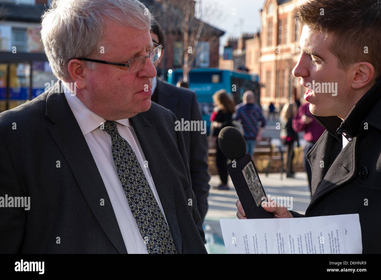 Derby UK | Rt Hon Patrick McLoughlin MP (links) Secretary Of State for Transport wird von einem Reporter von der BBC bei der offiziellen Eröffnung der Sanierung des Bahnhofs Derby interviewt Stockfoto