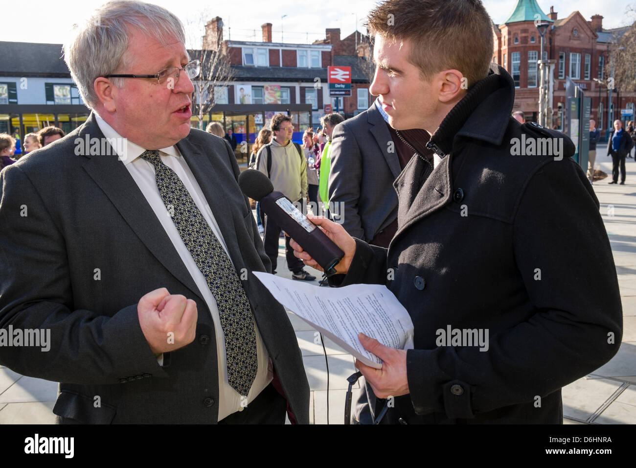 Derby UK | Rt Hon Patrick McLoughlin MP (links) Secretary Of State for Transport wird von einem Reporter von der BBC bei der offiziellen Eröffnung der Sanierung des Bahnhofs Derby interviewt Stockfoto