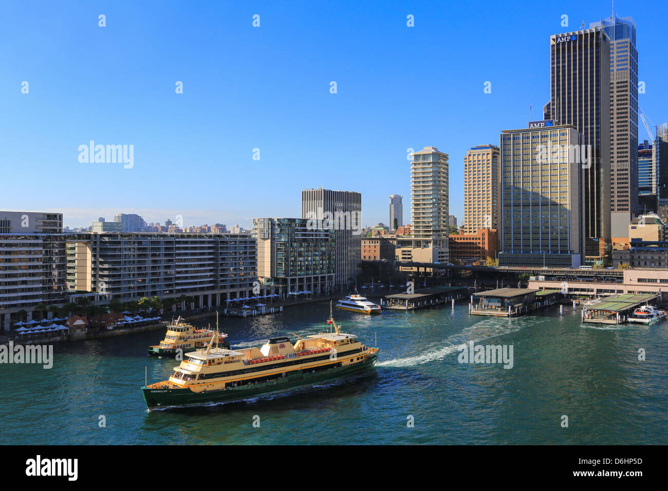 Sydney Harbour und Circular Quay Fährverkehr an einem sonnigen Tag. Stockfoto