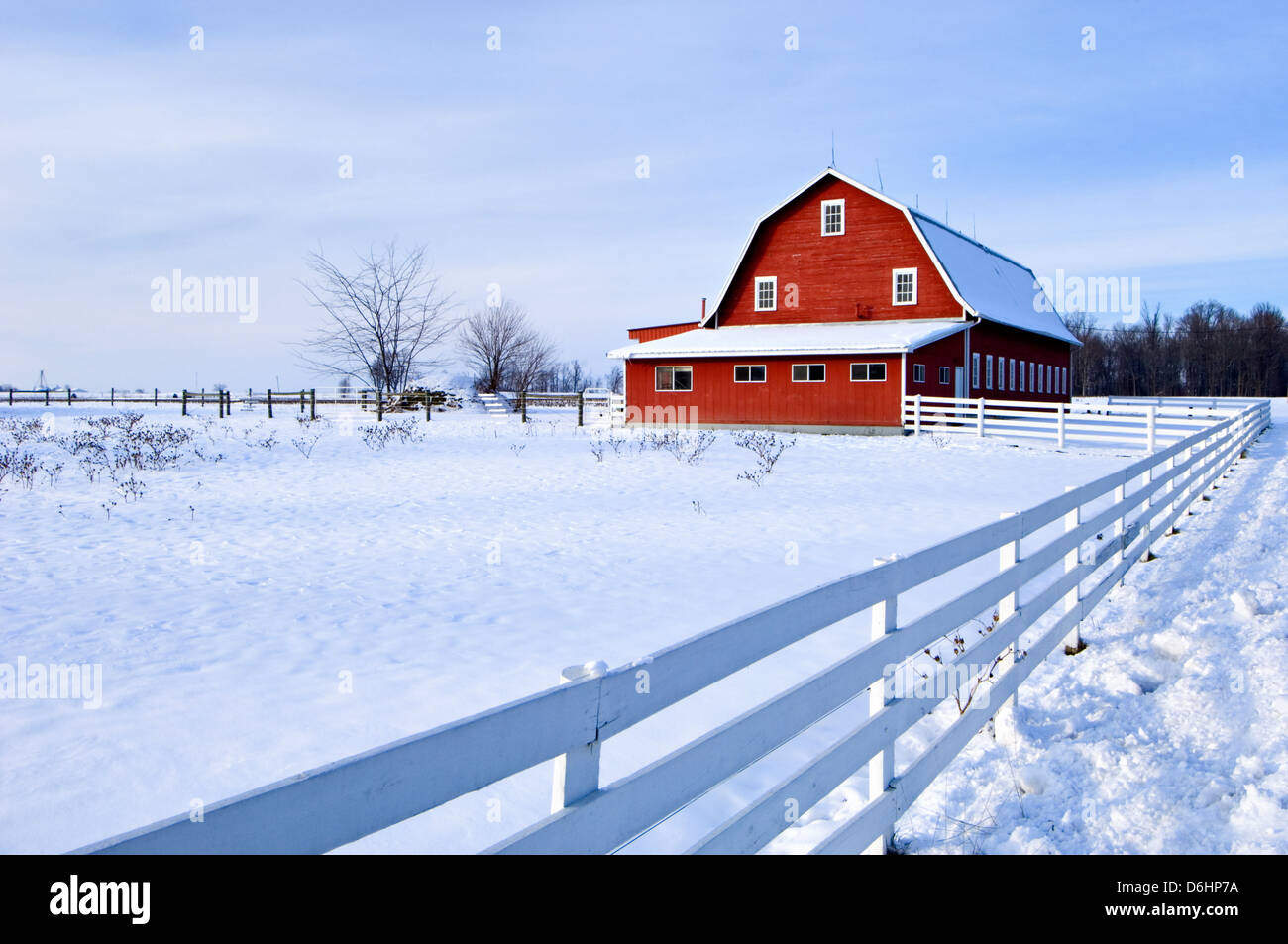 Rote Scheune und Schnee im Jackson County, Indiana Stockfoto