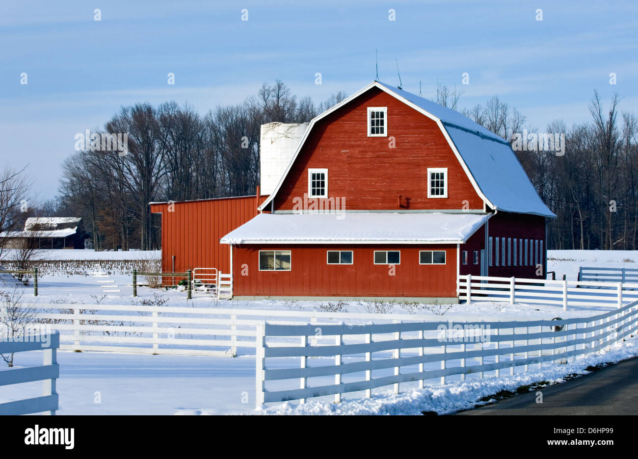 Red Barn und Schnee im Jackson County, indiana Stockfoto