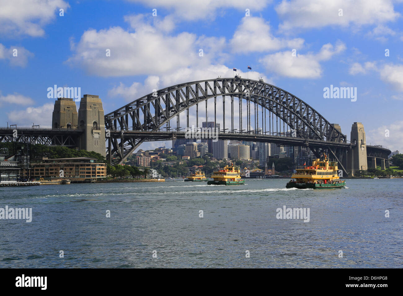 Sydney Harbour Bridge und Fähre Verkehr. Stockfoto