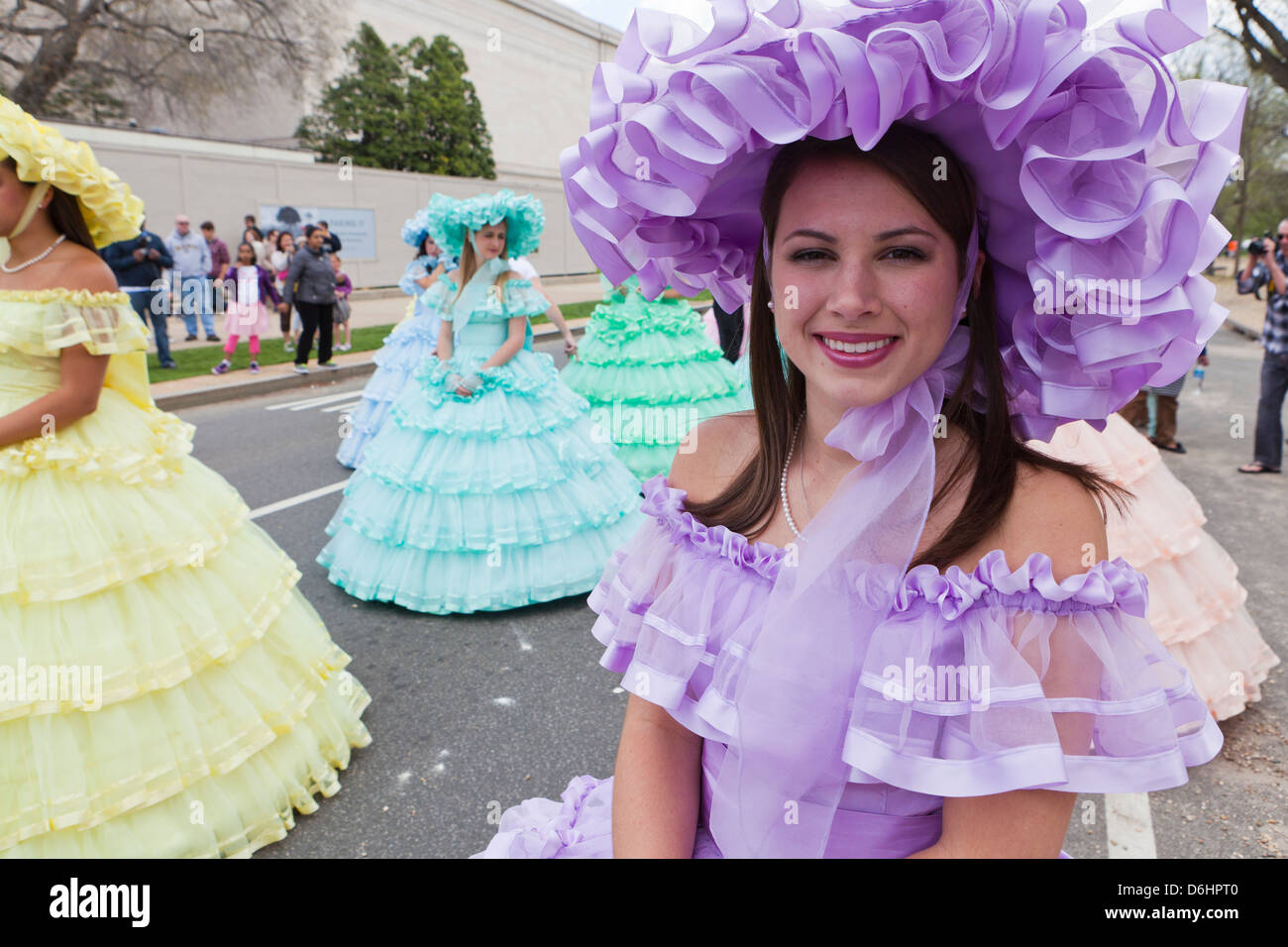 Junge Mädchen tragen Südstaatenschönheit Kostüme - USA Stockfoto