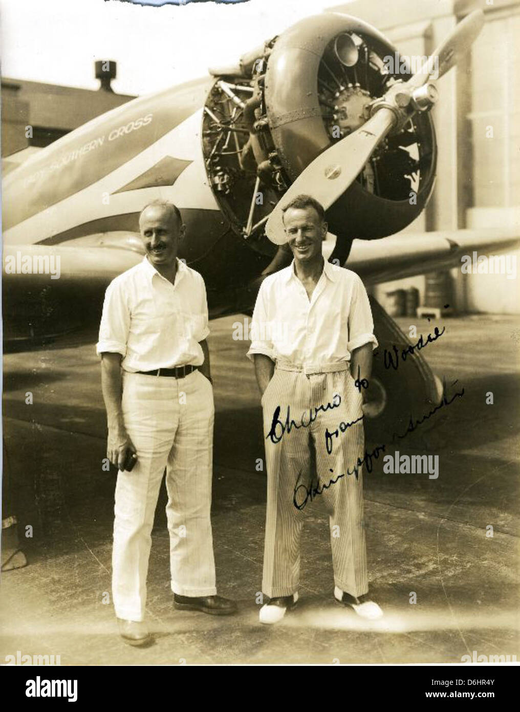 Dieser Artikel zeigt ein Autogramm von Sir Charles Kingsford-Smith, einem Pionier des australischen Fliegers, der für seine Trans-Pazifik- und Transatlantikflüge bekannt ist. Er leistete einen bedeutenden Beitrag zur frühen Fernluftfahrt. Stockfoto