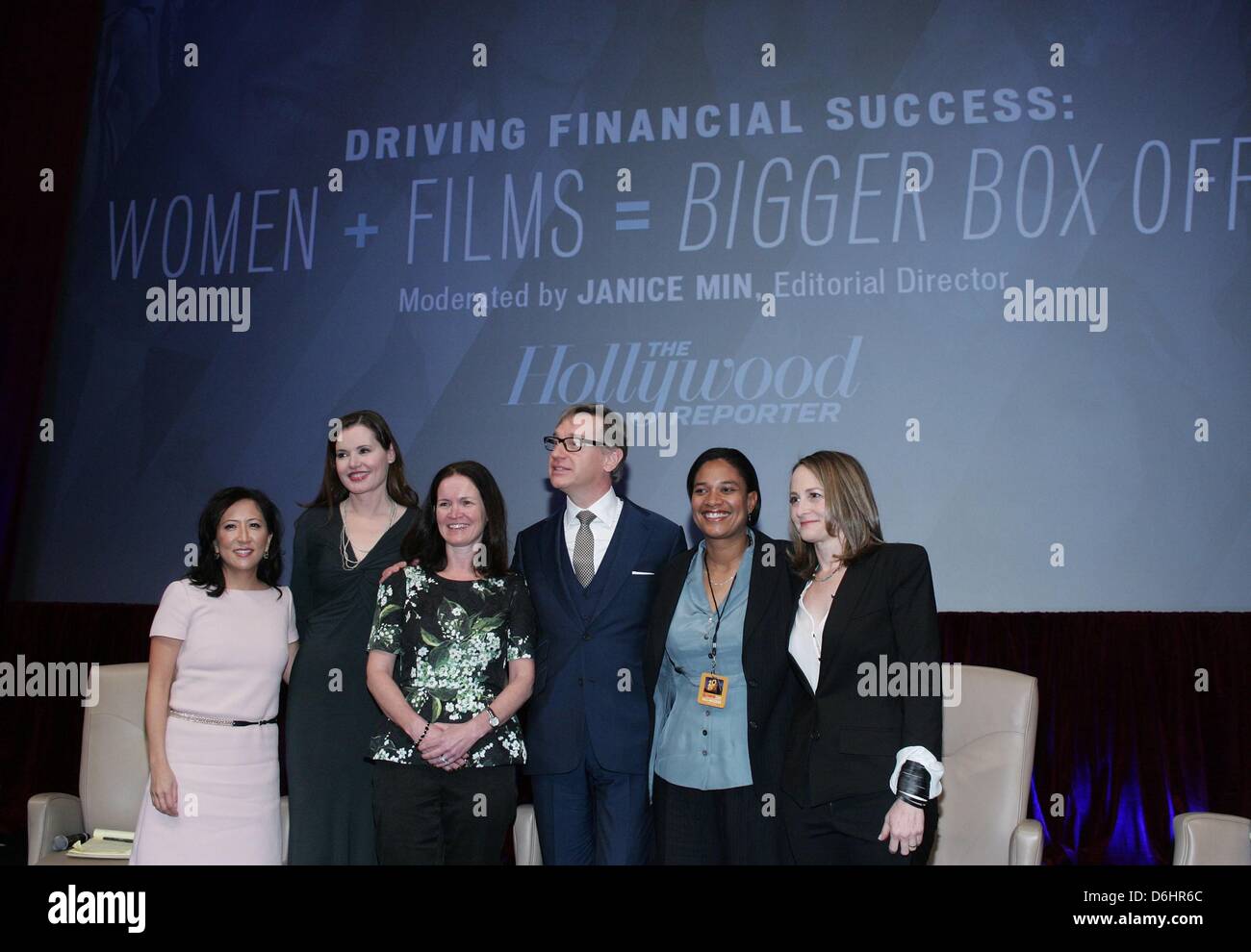 Las Vegas, NV, USA. 18. April 2013. Janice Min, Geena Davis, Amy Miles, Paul Feig, Vanessa Morrison, Nina Jacobson im Ankunftsbereich für finanziellen Erfolg fahren: Frauen + Filme = größere Box Office Final Day Luncheon, CinemaCon 2013, Caesars Palace Hotel und Casino, Las Vegas, NV 18. April 2013. Foto von: James Atoa/Everett Collection/Alamy Live-Nachrichten Stockfoto