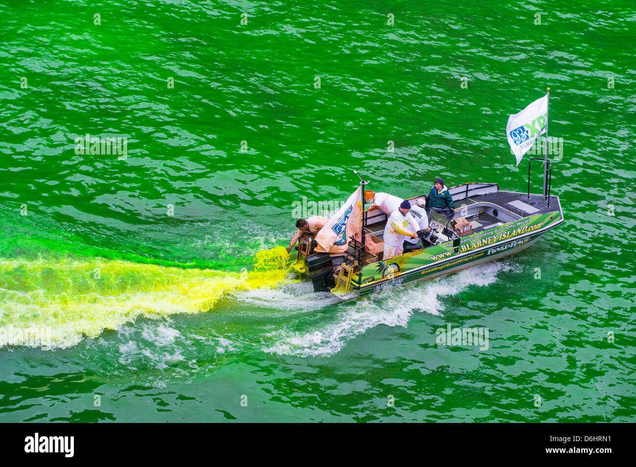 Der Chicago River ist für St. Patricks Day in Chicago grün gefärbt. Stockfoto