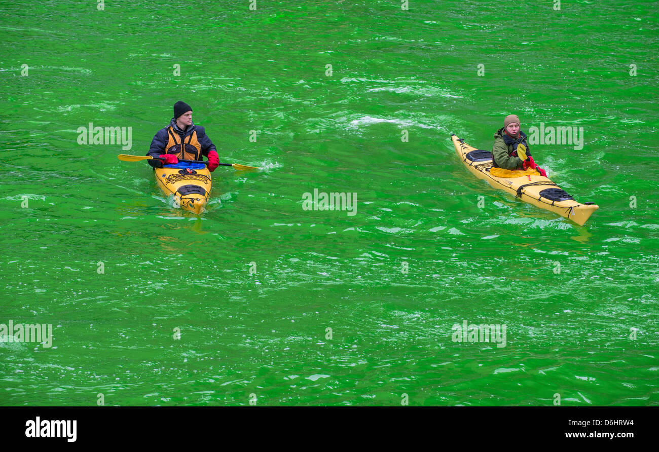 Der Chicago River ist für St. Patricks Day in Chicago grün gefärbt. Stockfoto