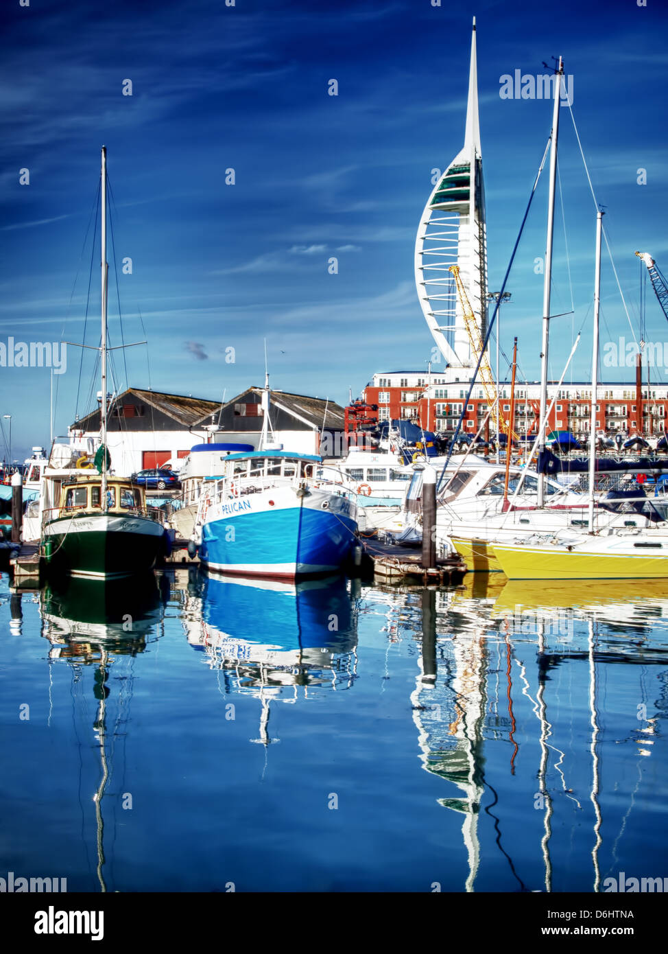 Boote festgemacht an Camber Docks in Portsmouth (Hampshire) mit dem Spinnaker Tower stehen hoch im Hintergrund Stockfoto